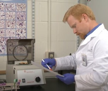 Клиника лечения наркозависимости в Байкальске Врач в кабинете клиники